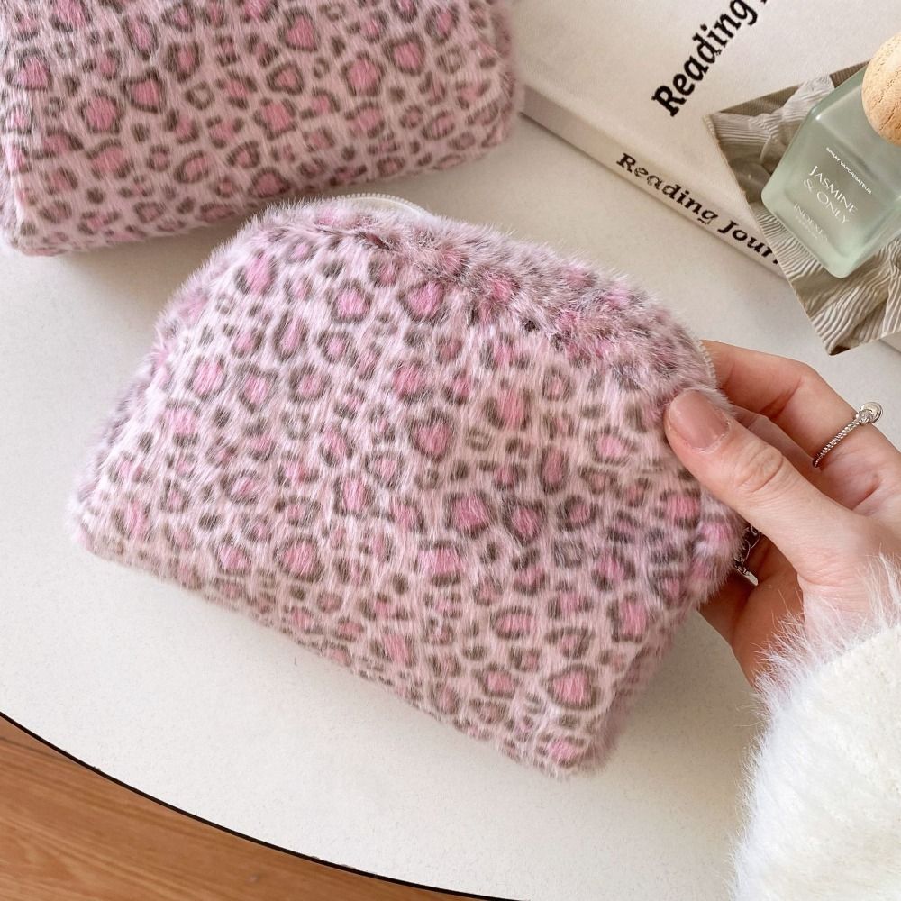 Cosmetic Bags - 高品質でふわふわした素材のメイクアップバッグ。大容量で持ち運びにも便利。レオパード柄のトラベル用収納ポーチ。